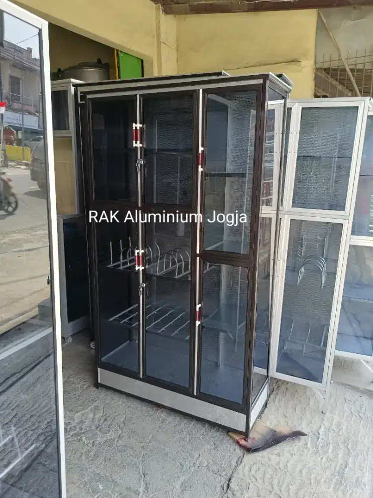 Rak piring 3 pintu box bawah keramik belakang plat