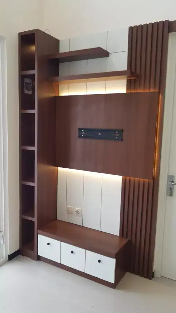 backdrop tv kombinasi warna kayu