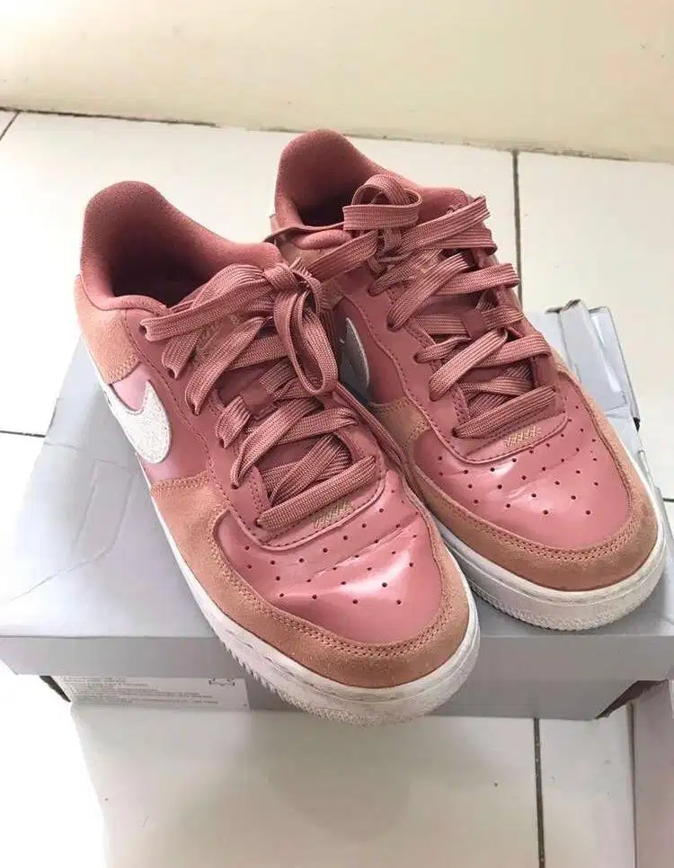 Sepatu wanita nike air force 1 lv8 v day (gs) original masih sangat ba