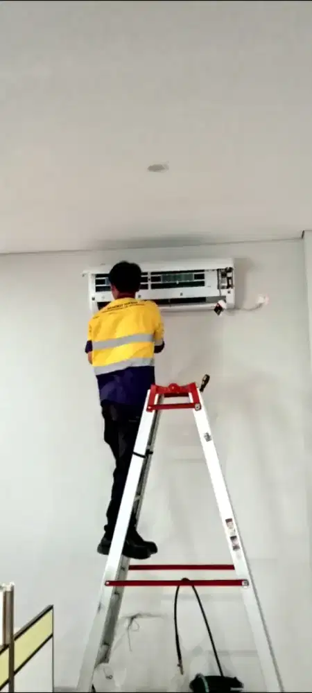 Service cleaning Cuci AC split