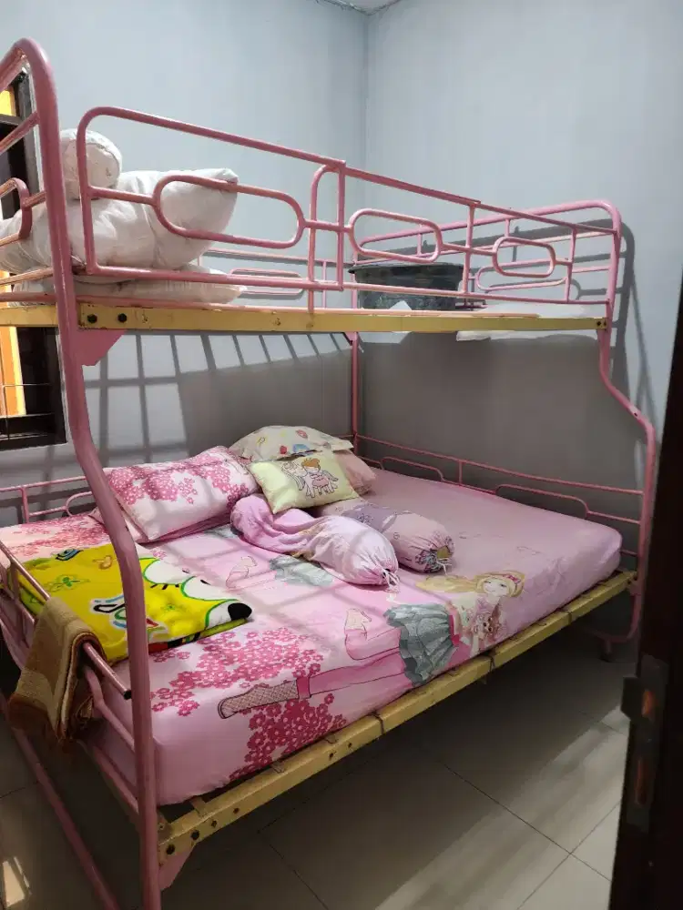 Tempat tidur susun besi