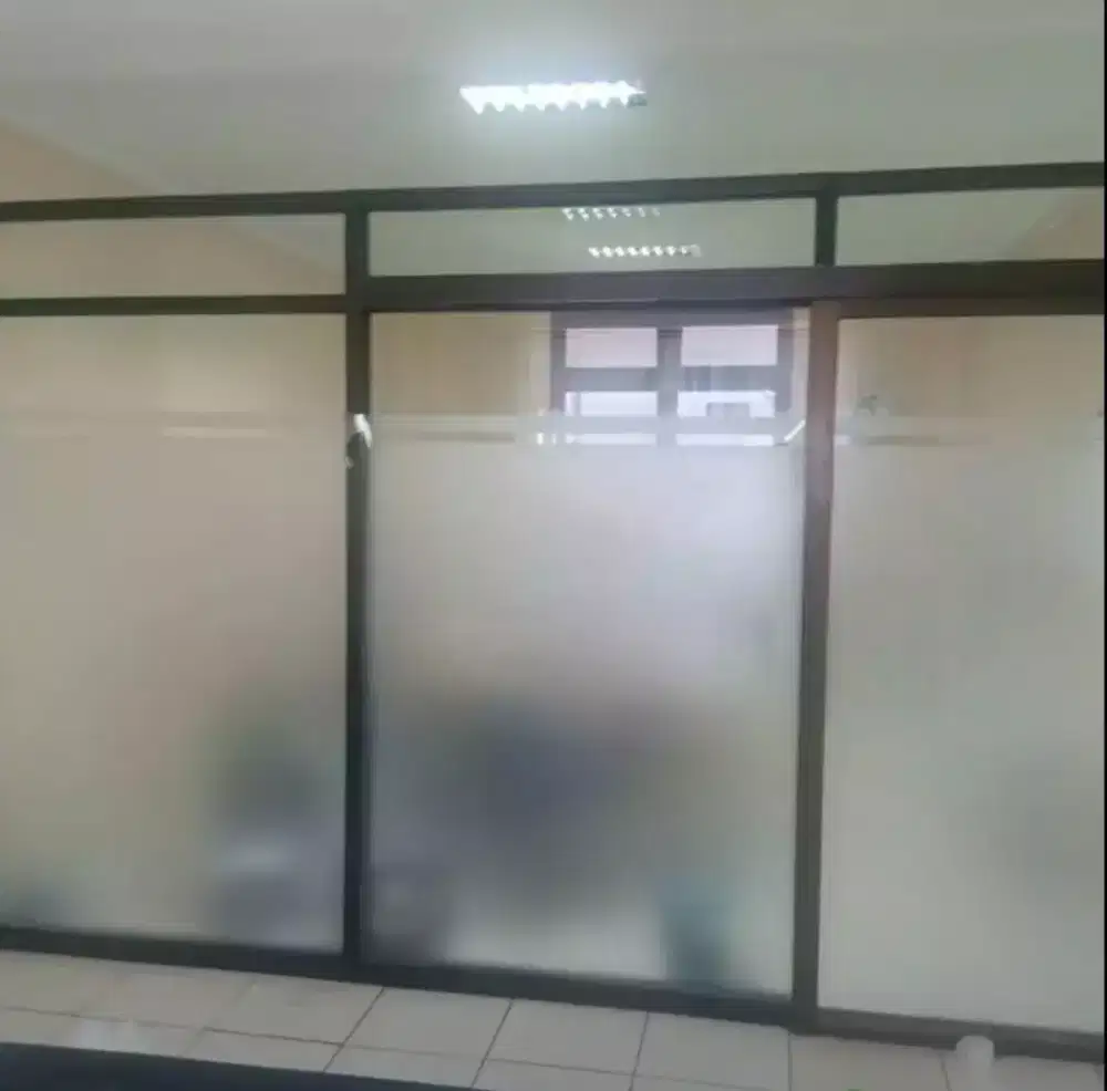 Rumah terkena sinar matahari pasang stiker sanblas&kaca film