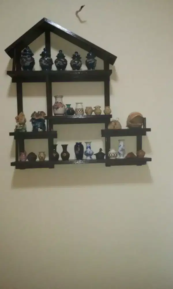 Lemari hias berikut guci-gucinya