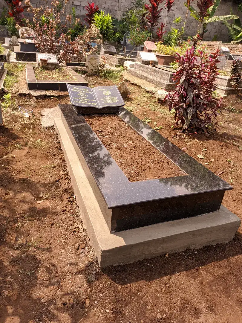 Nisan dan makam batu granit