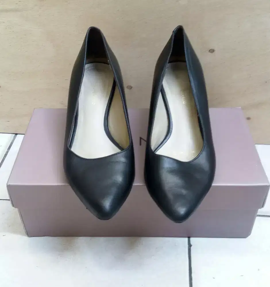 Sepatu ori leather Andre Valentino no 39 , black .