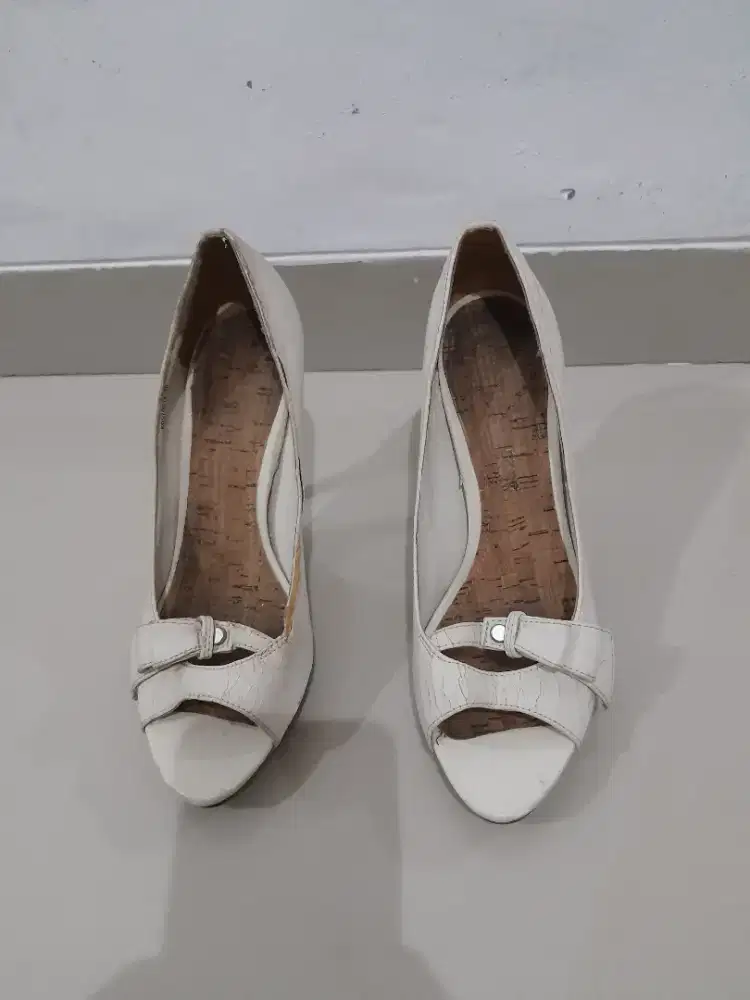 Sepatu Wanita Charles & Keith