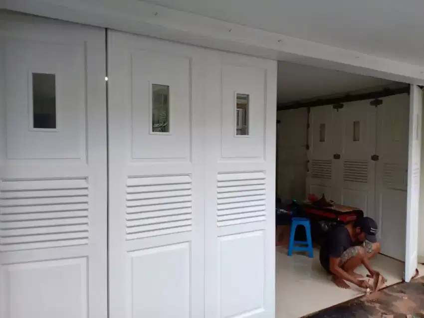 Kusen pintu garasi kayu baru sudah oven