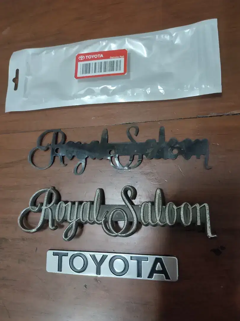 Emblem Royal Saloon Crown & Toyota Sedan Retro