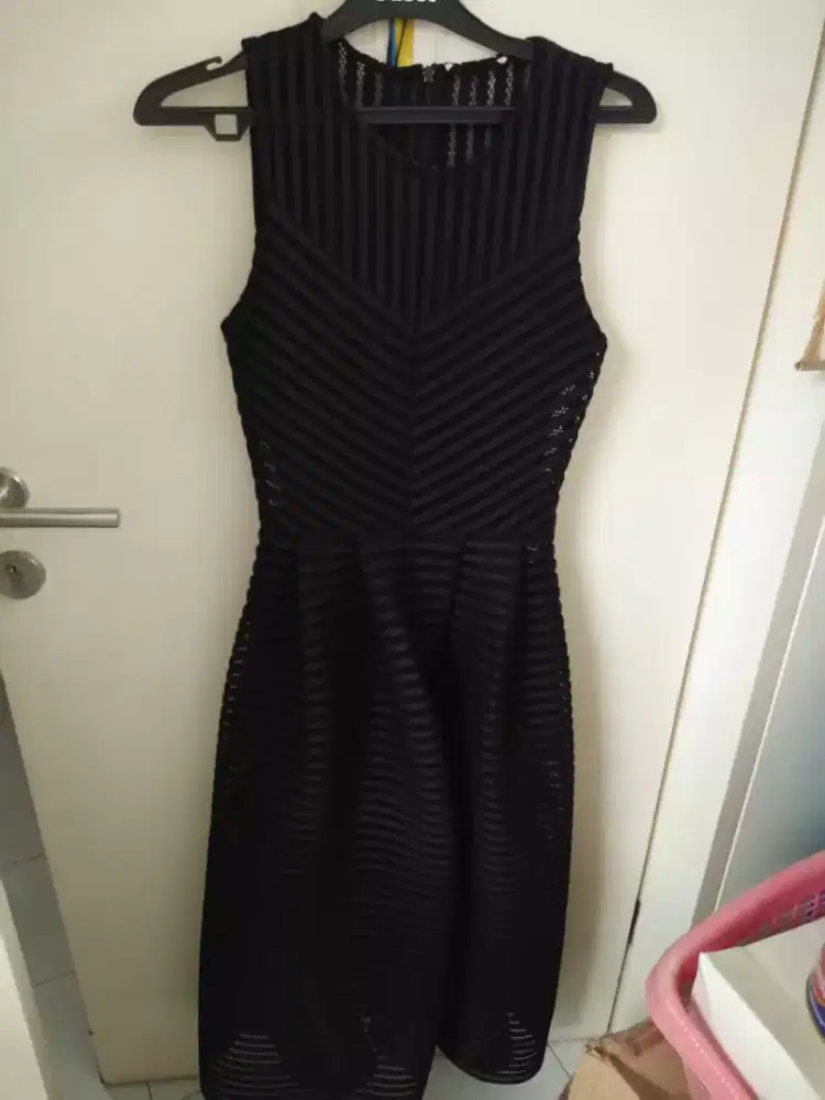 Dress Pesta Model Corak berlubang, Krah leher lebar warna hitam(2)