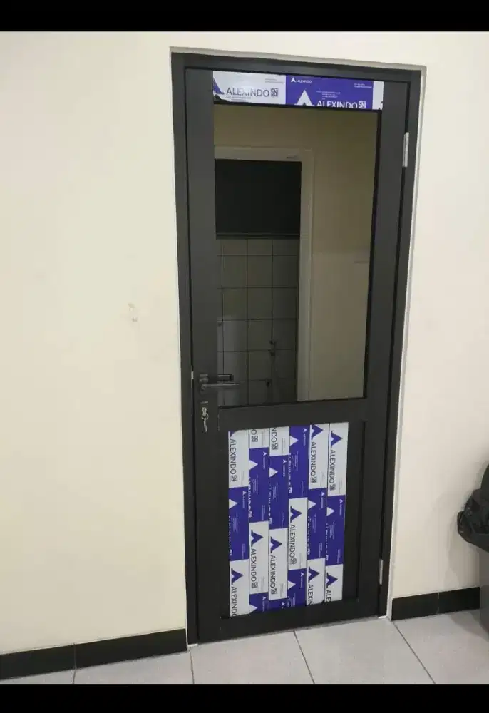 Kusen aluminium pintu kaca