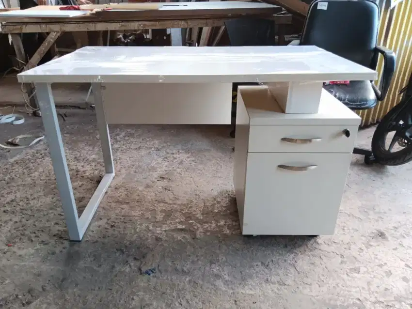 Meja kantor laci putih uk (120 x 70 x 75)