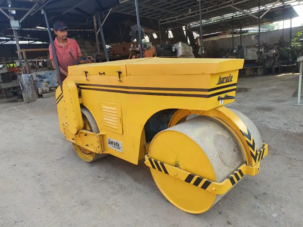 Tandem roller 3 4 ton getar vibro lokasi medan