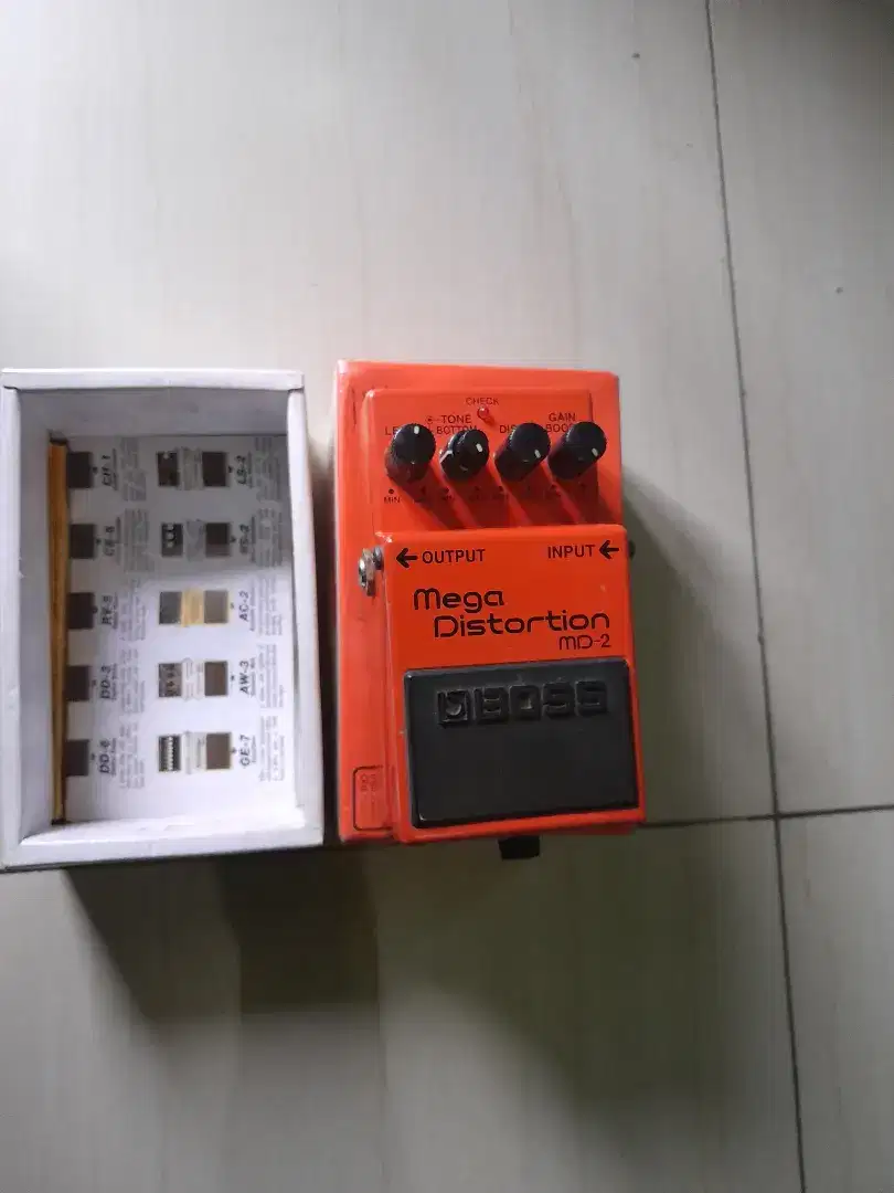 Efek gitar boss mega distortion MD-2