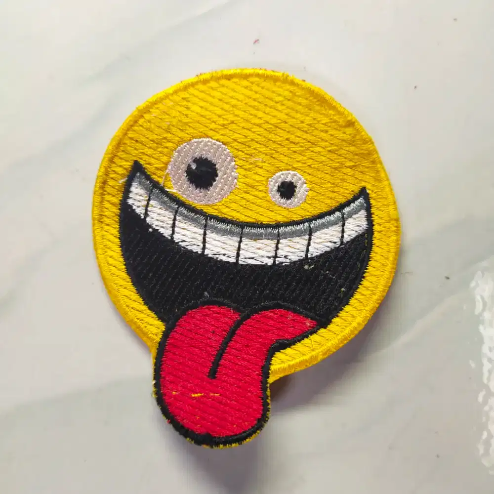 Emblem patch bordir emoticon melet