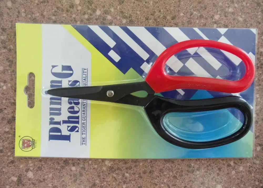 * Flora Shear 650 Adalah Gunting Dahan Dan Daun  * Mata gunting Terbu