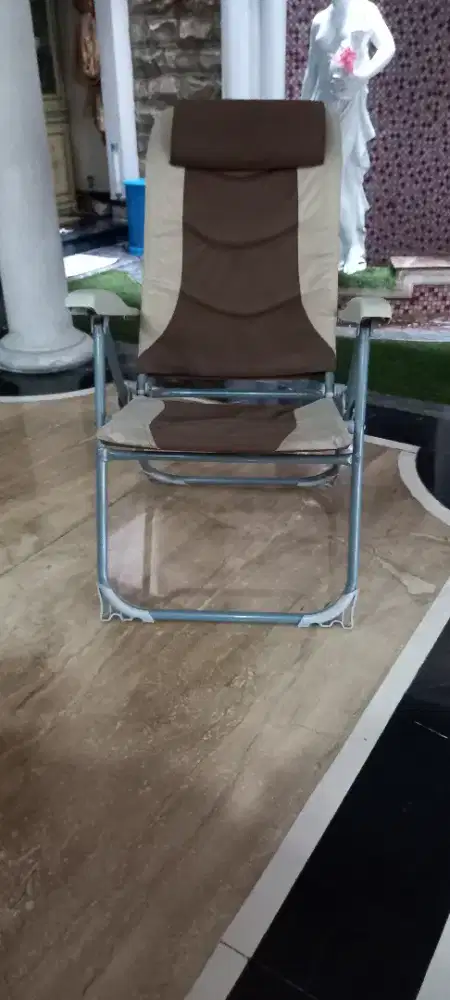 Bangku santai dari Ace Hardware