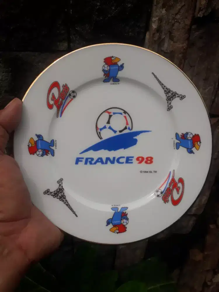 Antik vintage piring souvenir piala dunia 98 paris france eropa