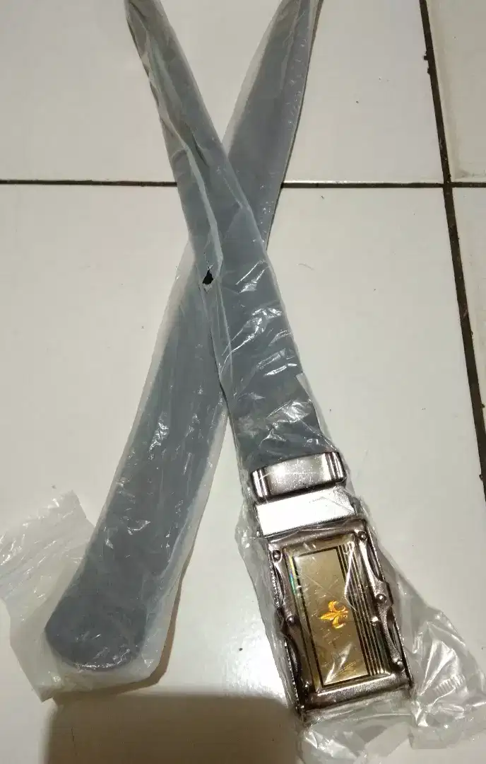 Sabuk gesper ikat pinggang kulit.