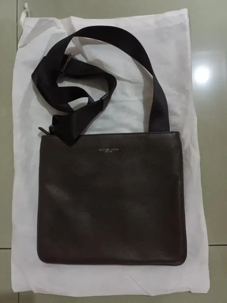 Sling bag cowok Michael Kors Original. Kondisi baru.