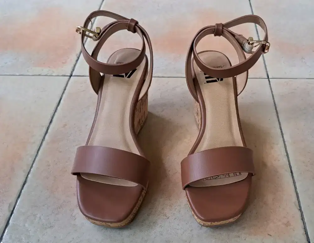 Sepatu wedges coklat uk 37