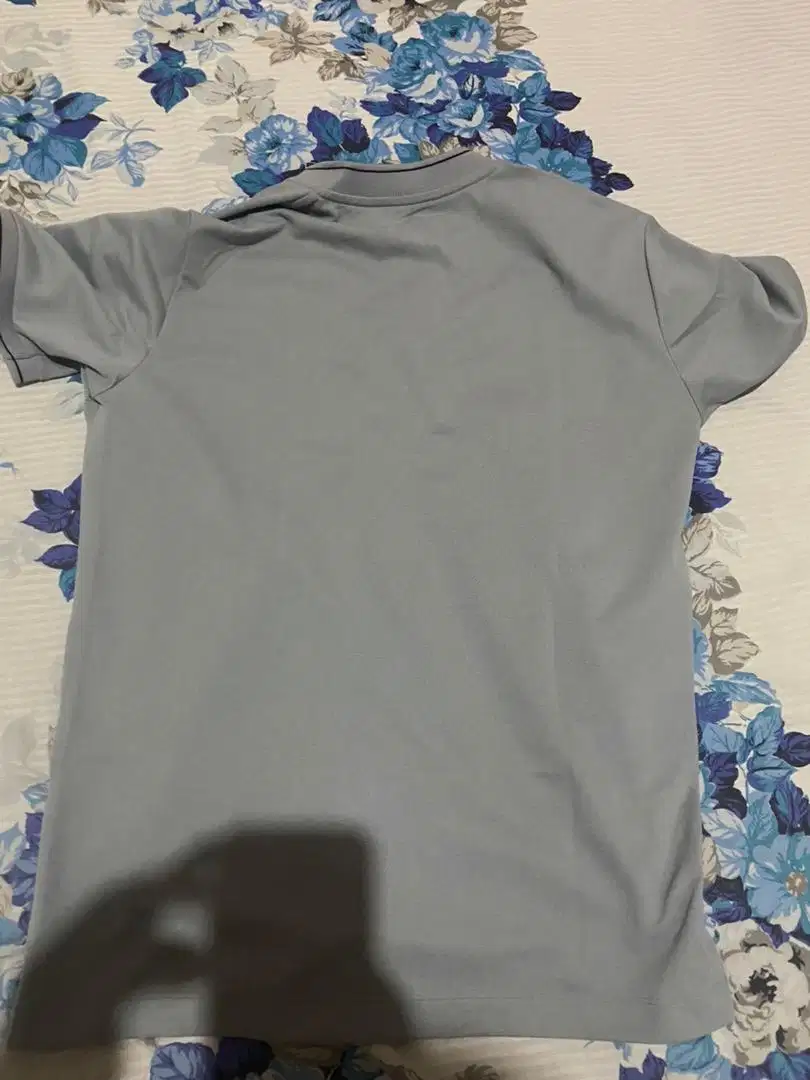 Kaos lengan pendek warna abu merk UNI  QLO size  ( M )