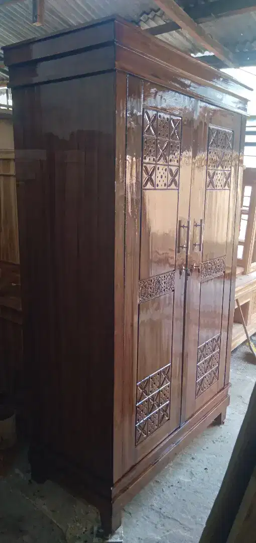 Lemari pakaian model mininalis kayu jati pintu 2