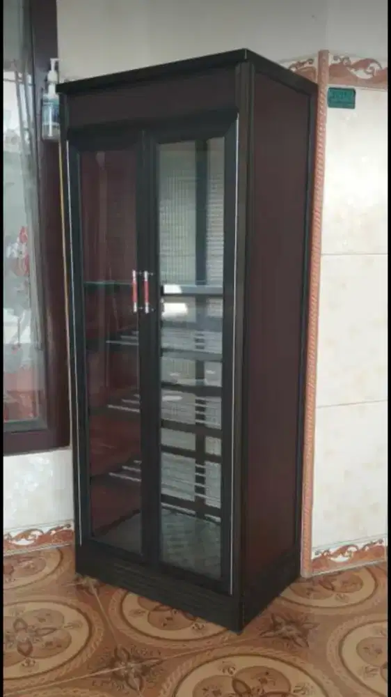 Lemari kaca almini
