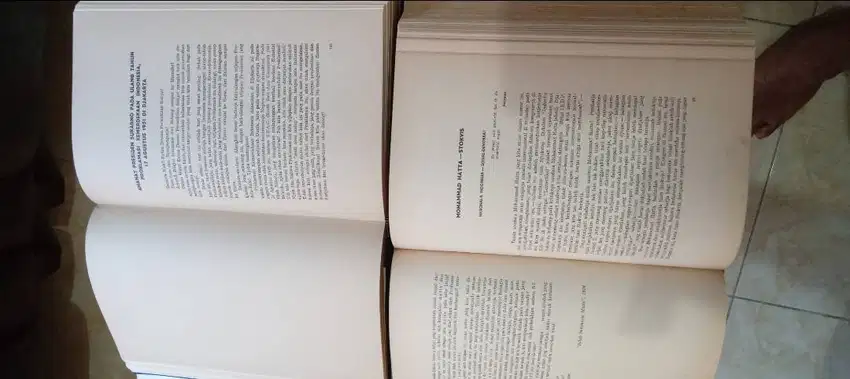 Buku berjudul Dibawah Bendera Revolusi (2 buku)/Ir. Sukarno.