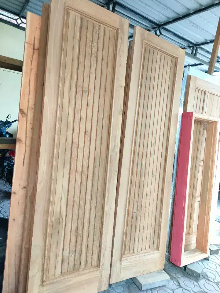 Pintu kupu tarung kwalitas joss kayu jati jenis serat padat.