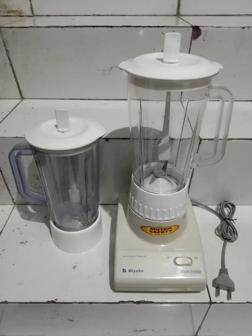 Blender Merk Miyako Seri 1 Tipe BL-100 PL dengan 2 Wadah (Plastik)