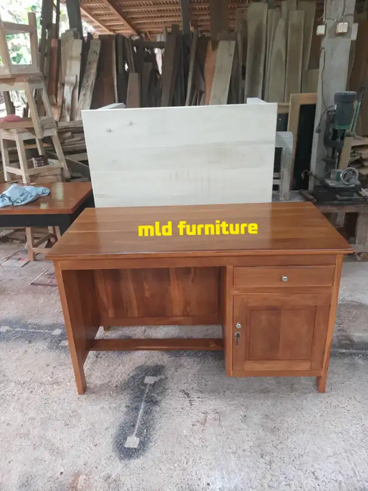 Meja kantor bahan kayu jati