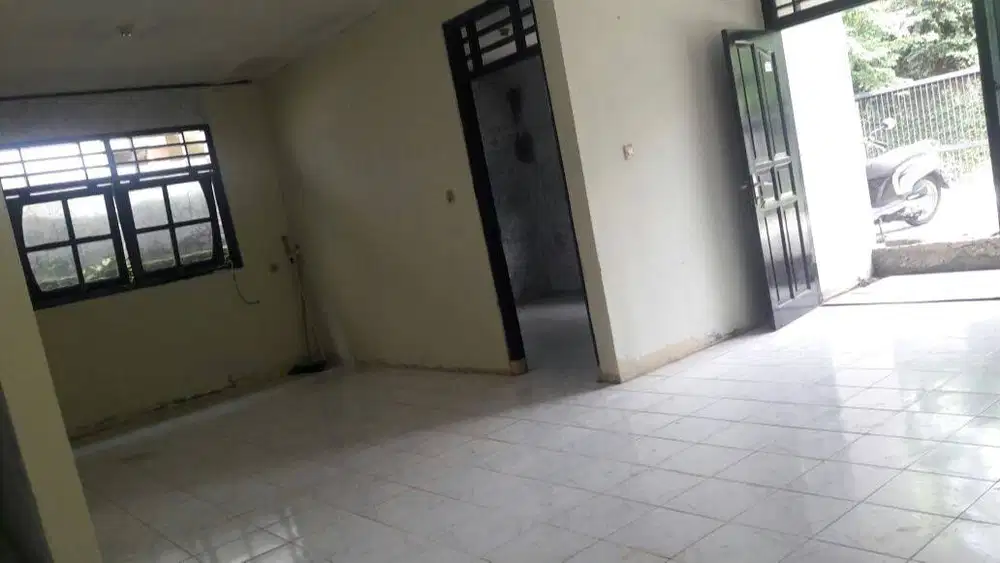 Disewakan rumah besar 4 kamar besar, dekat UIN Ciputat