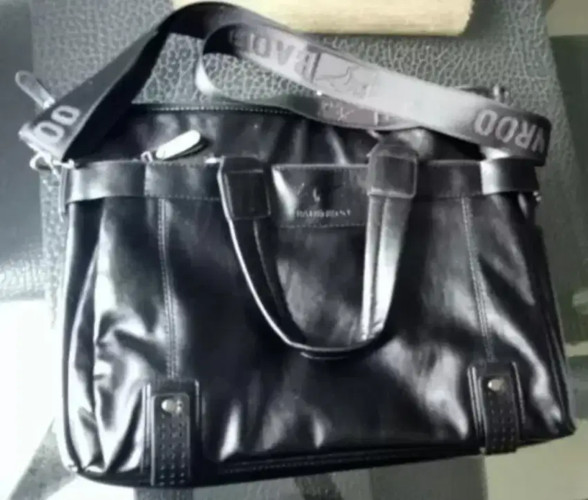 Tas selempang KULIT HITAM ada tmpt naruh notebook