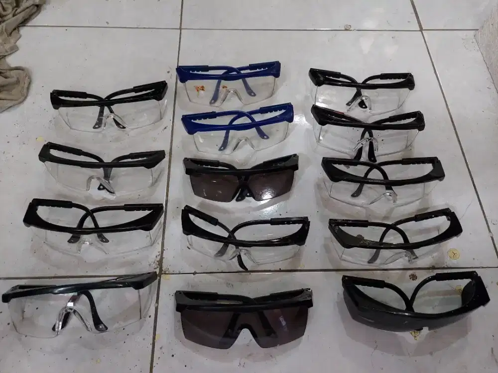 kaca mata kerja layak pake, buat yg serius aj. ada 14  biji 100 angkut