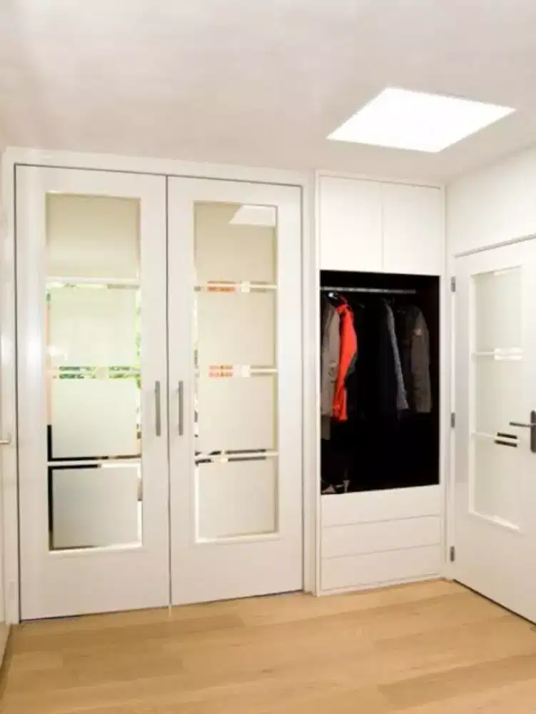 Kaca terlihat bagus dengan stiker sanblas dan kaca film