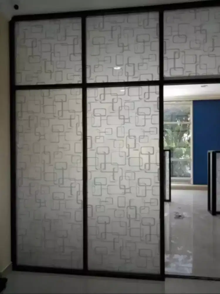 Sekarang ini ada stiker sanblast motif pabrikan/permanen ada kaca film