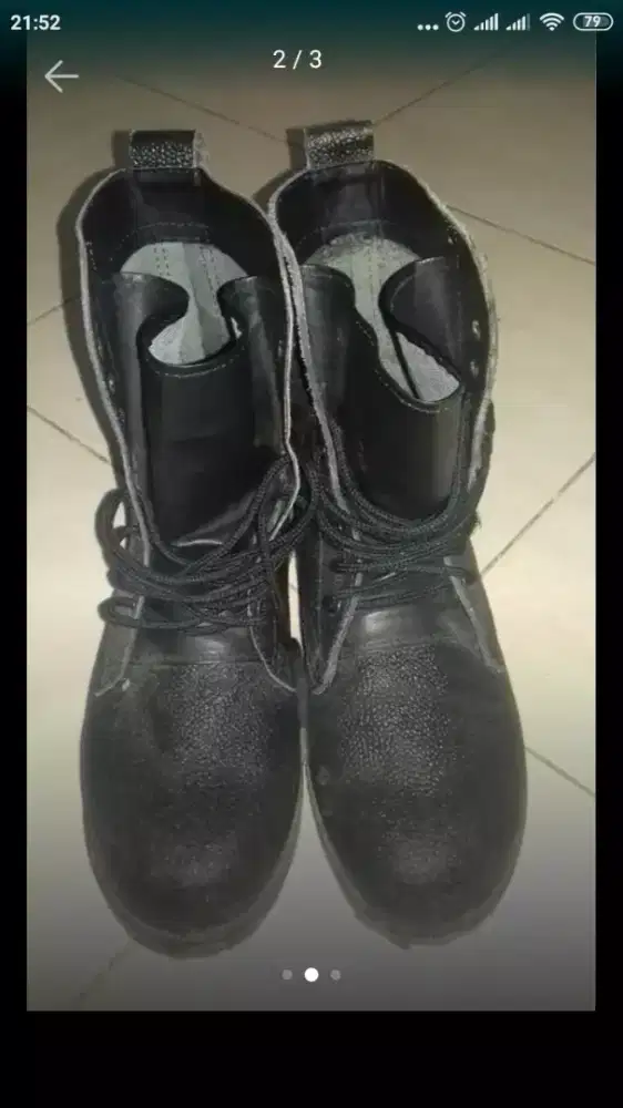 Sepatu petugas keamanan