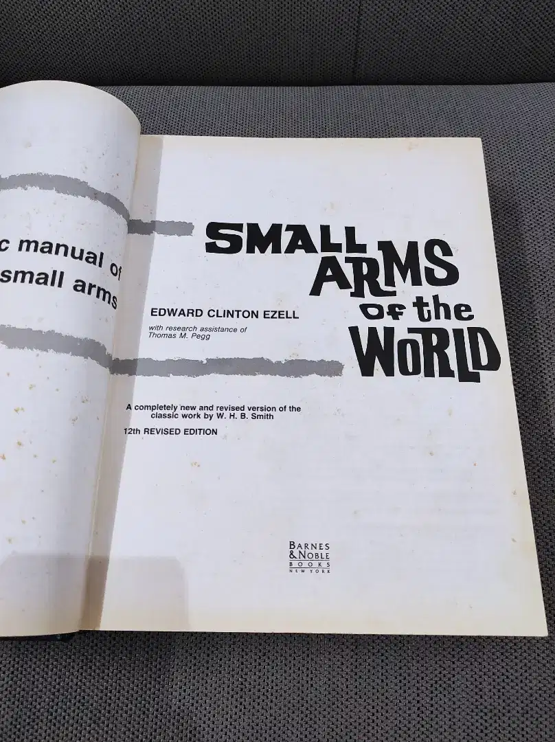 Buku Small Arms of the World 12th edition 894 halaman