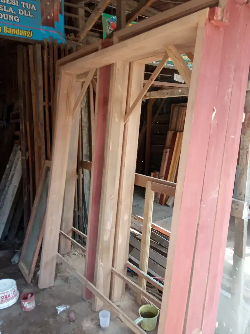 Di jual kusen pintu dari kayu bekas berkualitas