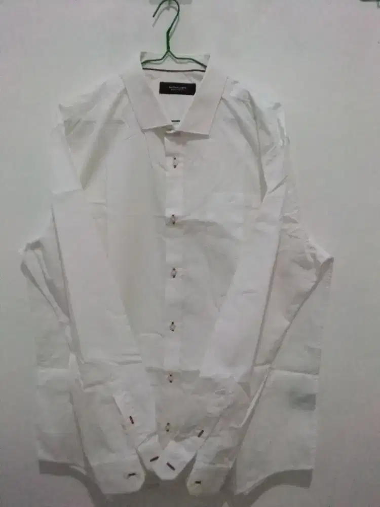 Kemeja putih lengan panjang (uk. 17)