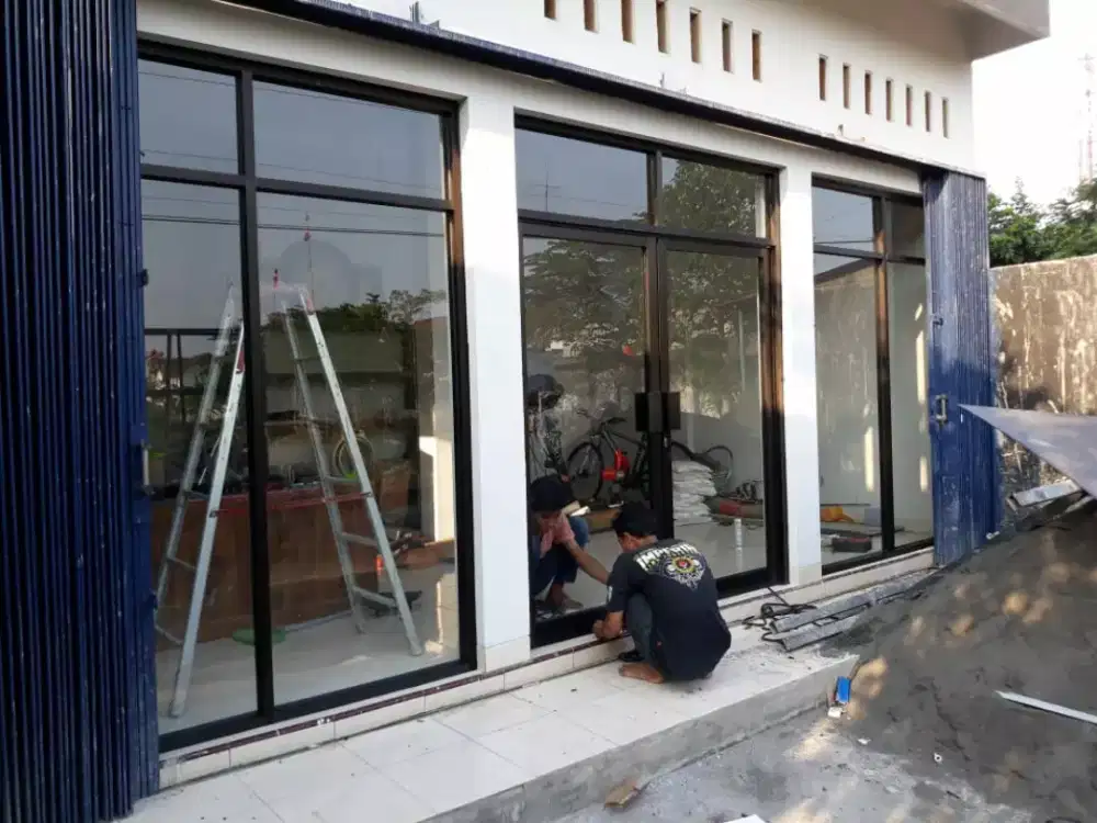 Sekat kaca partisi pintu kaca tempred