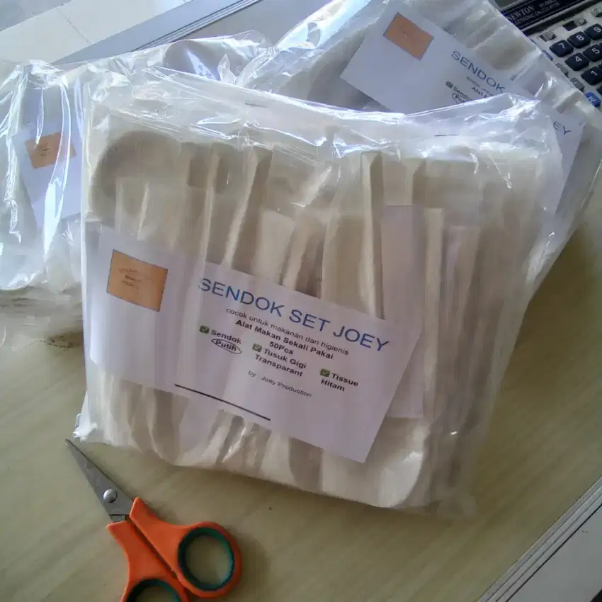 Set sendok putih, tissu makan, dan tusuk gigi (1pack 50pcs)