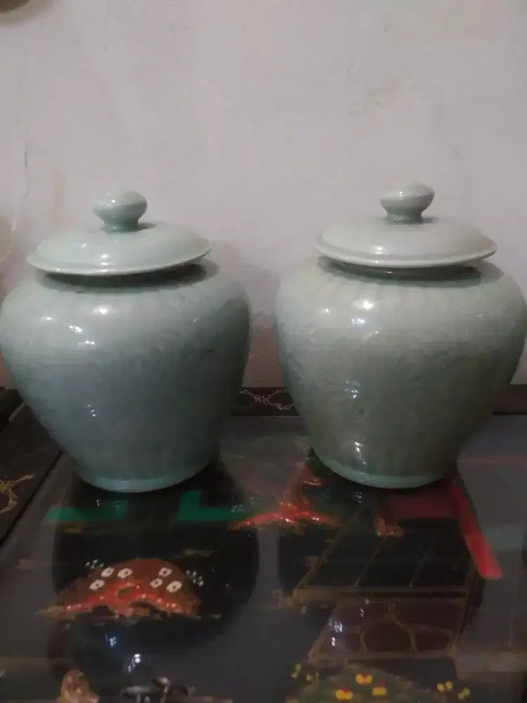 Sepasang guci keramik