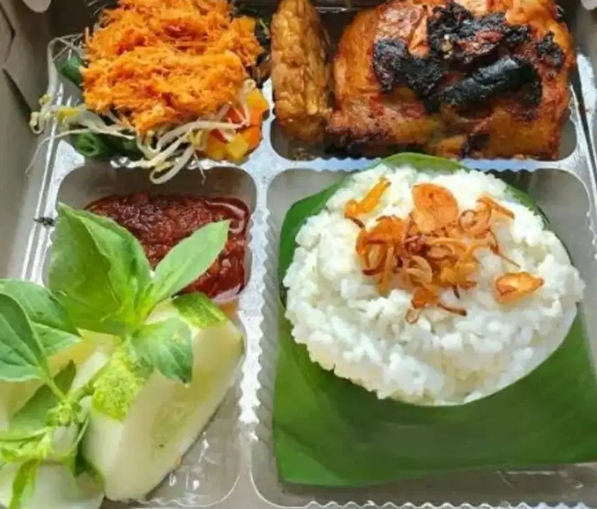 Nasi box ayam bakar sayur urap