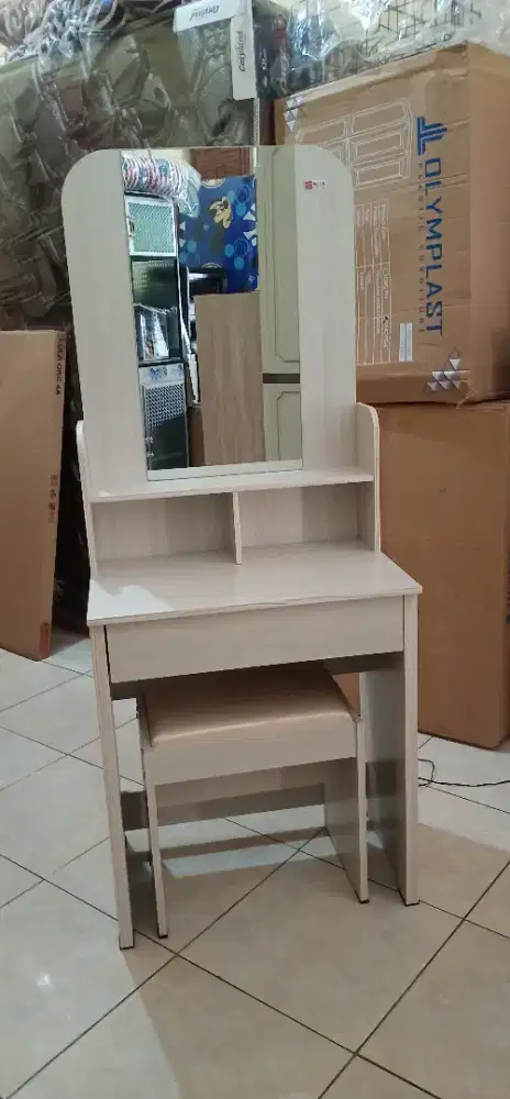 Meja rias bahan partikel