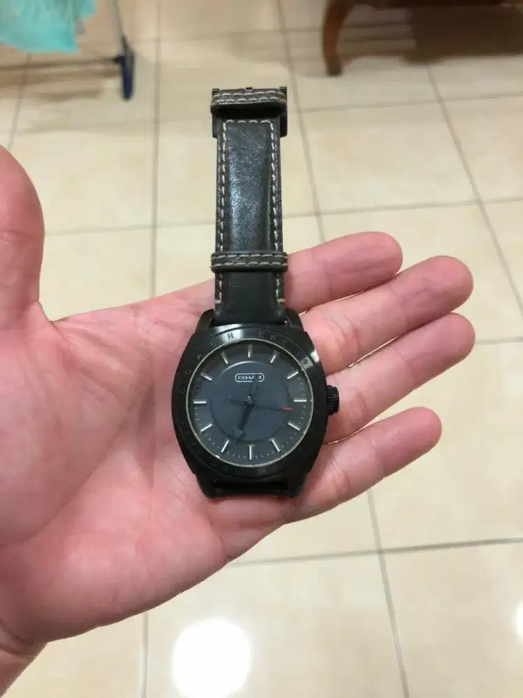 Jam tangan pajangan merk coach