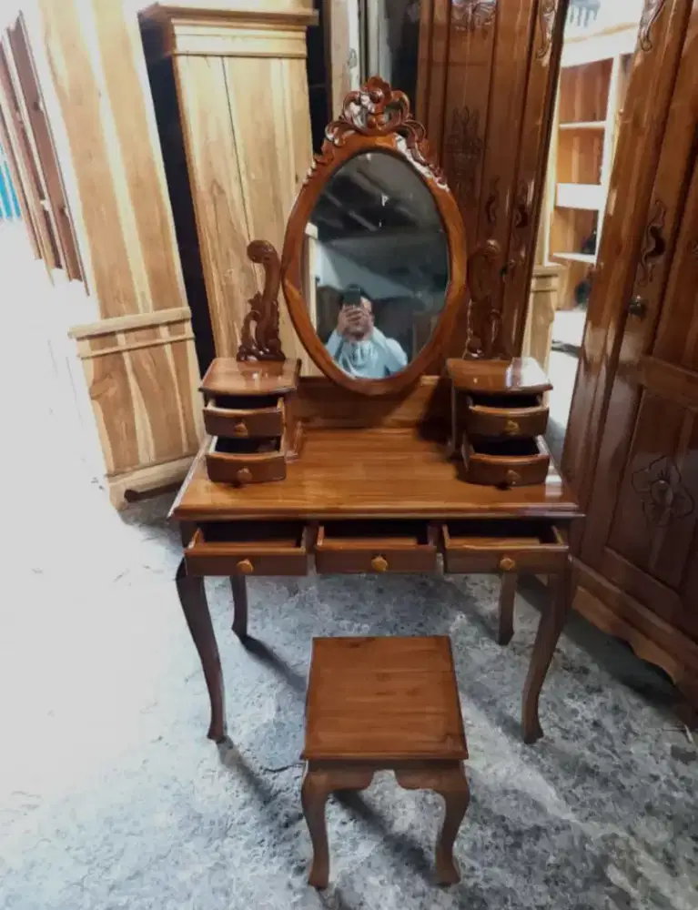 Tolet / Meja Rias kartini