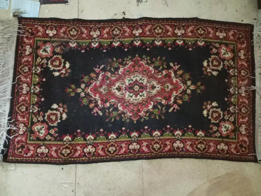 Karpet hitam vintage