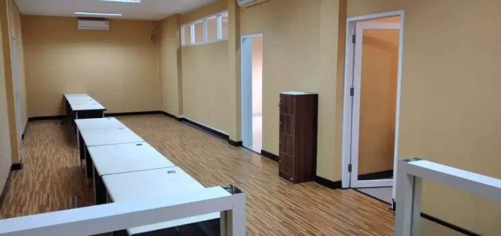 Tukang pasang wallpaper dinding