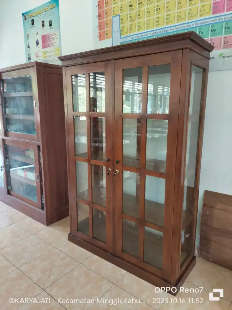 Almari  piala sekolah